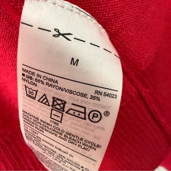 Gorgeous Old Navy Ruby Pink Cardigan Women’s size Medium NWOT - Picture 4 of 6